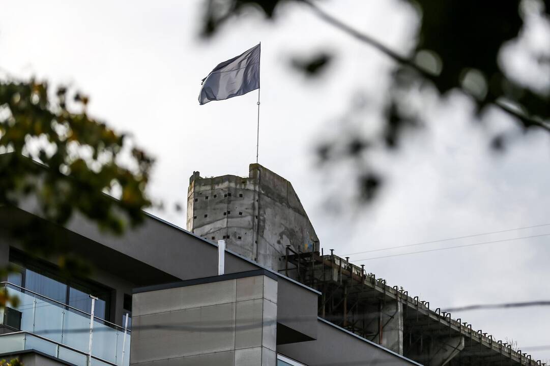 Ant viešbučio "Britanika" iškelta pilka vėliava