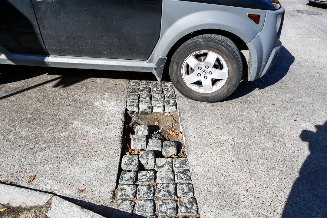 Radvilėnų plento žiede vėl ištrupėjo plytelės