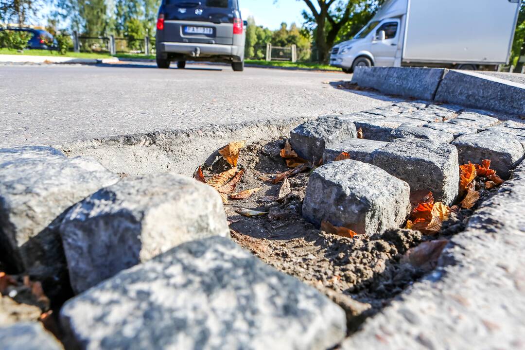 Radvilėnų plento žiede vėl ištrupėjo plytelės