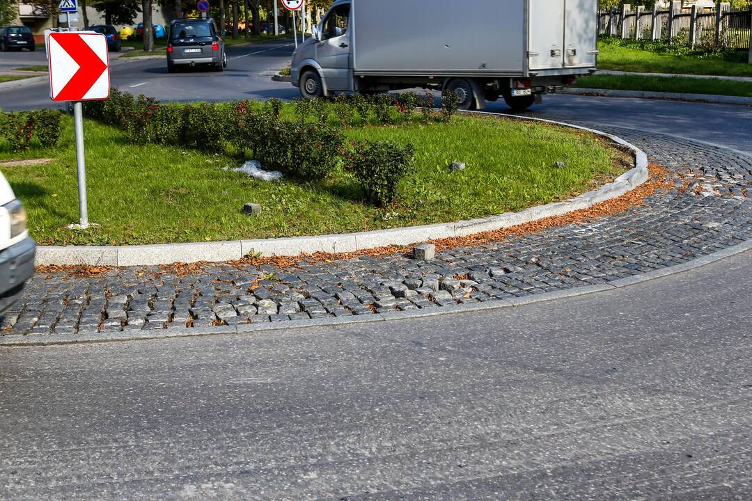 Radvilėnų plento žiede vėl ištrupėjo plytelės