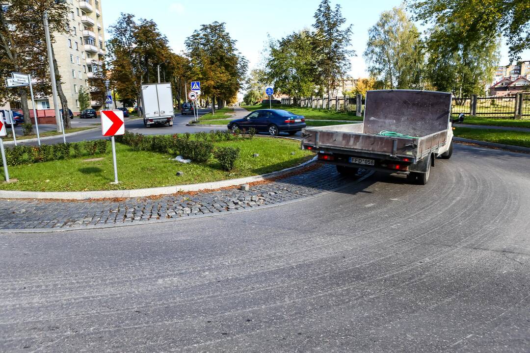 Radvilėnų plento žiede vėl ištrupėjo plytelės