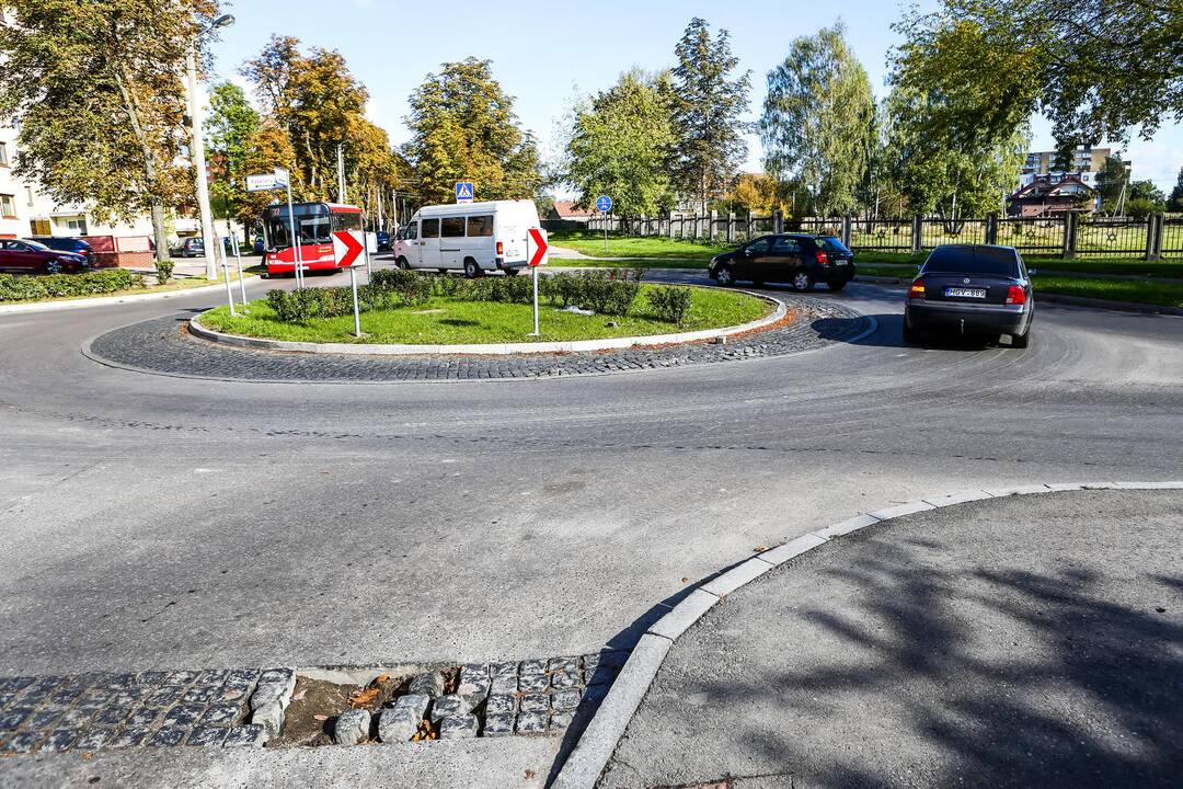Radvilėnų plento žiede vėl ištrupėjo plytelės