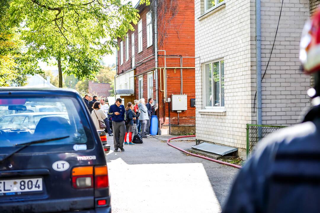 Žaliakalnyje supleškėjo mediniai sandėliai