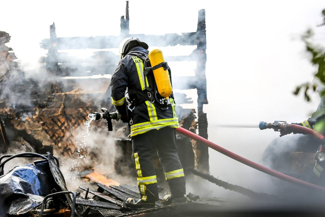 Žaliakalnyje supleškėjo mediniai sandėliai