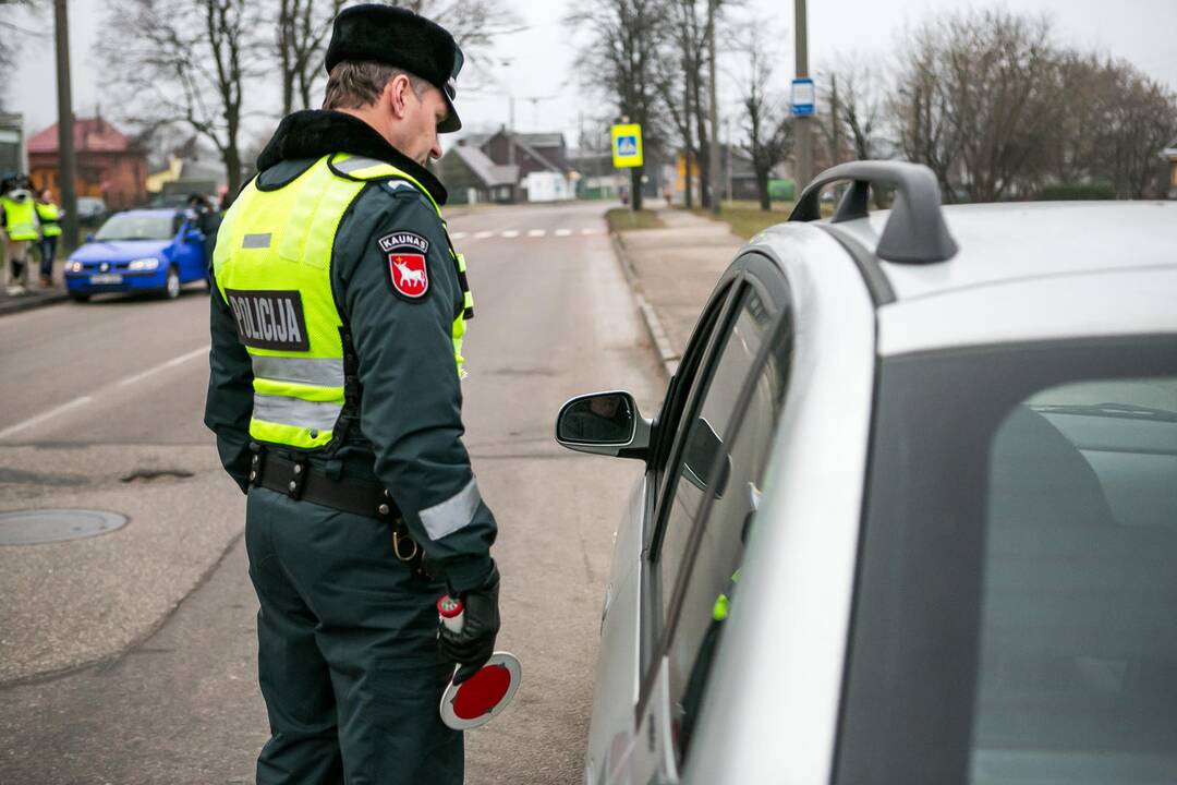 Vaikai ir policija vairuotojams dovanojo kalėdinius sveikinimus