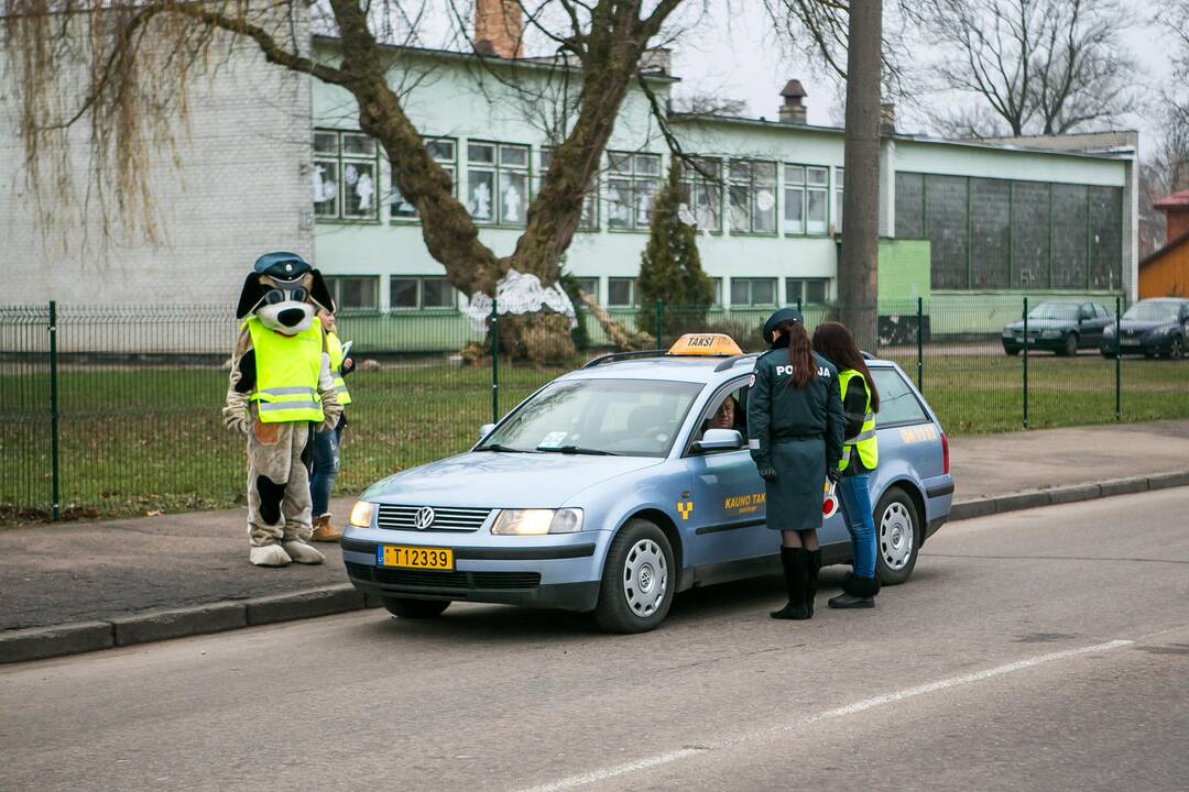 Vaikai ir policija vairuotojams dovanojo kalėdinius sveikinimus