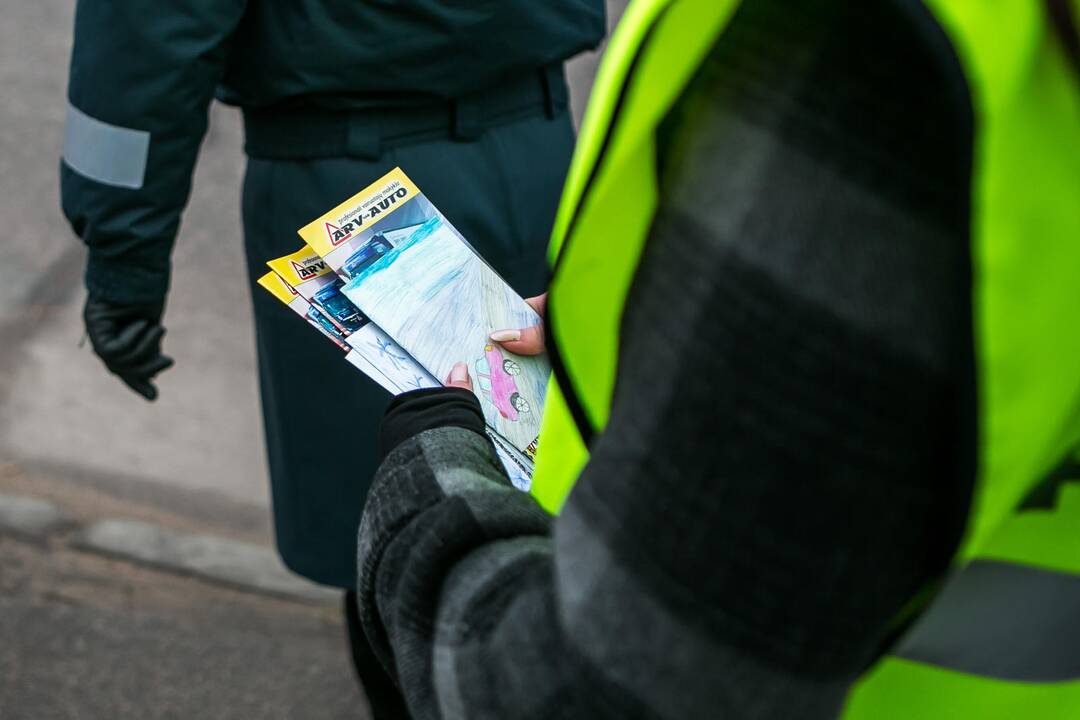 Vaikai ir policija vairuotojams dovanojo kalėdinius sveikinimus