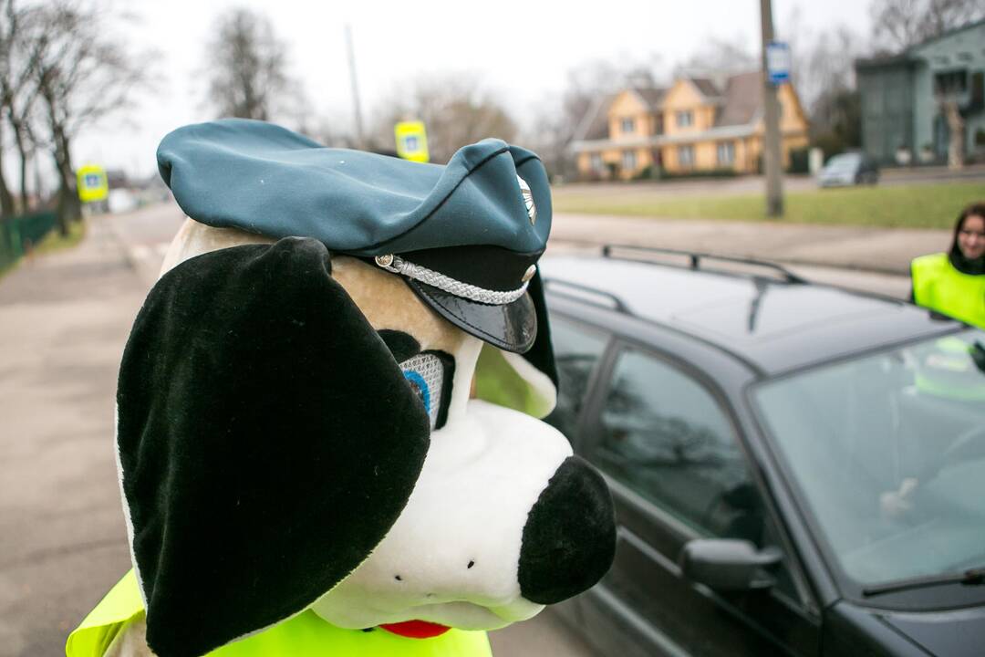Vaikai ir policija vairuotojams dovanojo kalėdinius sveikinimus