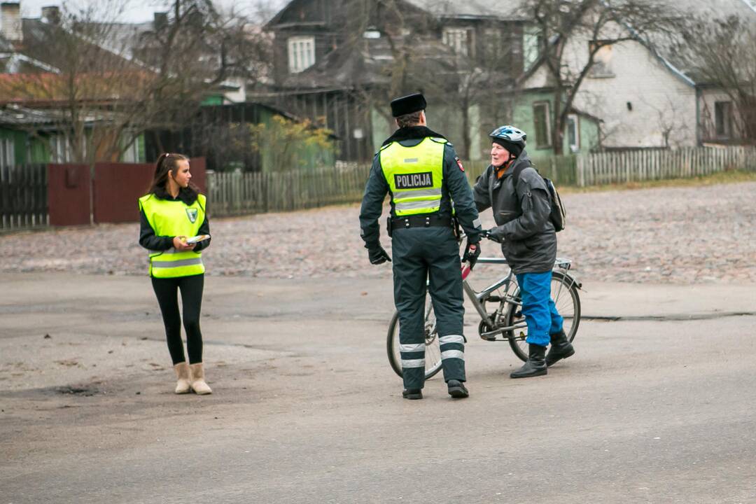 Vaikai ir policija vairuotojams dovanojo kalėdinius sveikinimus