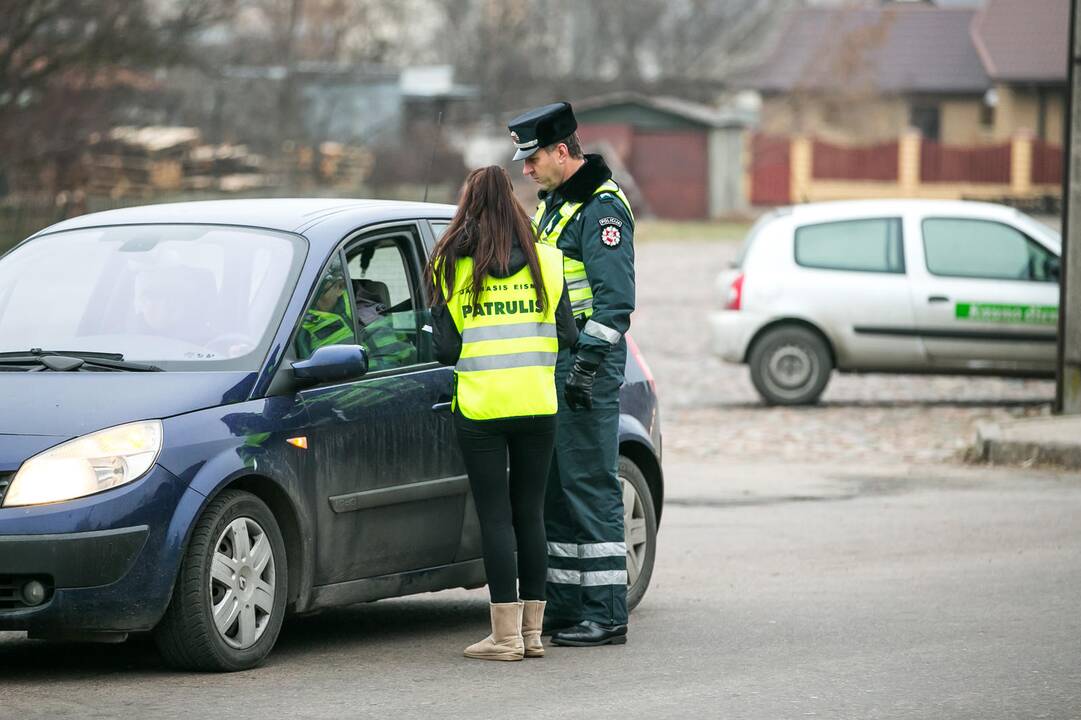 Vaikai ir policija vairuotojams dovanojo kalėdinius sveikinimus