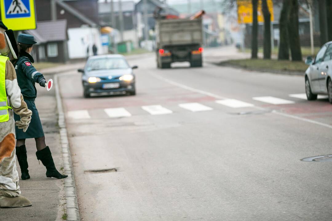 Vaikai ir policija vairuotojams dovanojo kalėdinius sveikinimus