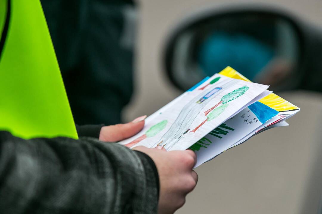 Vaikai ir policija vairuotojams dovanojo kalėdinius sveikinimus