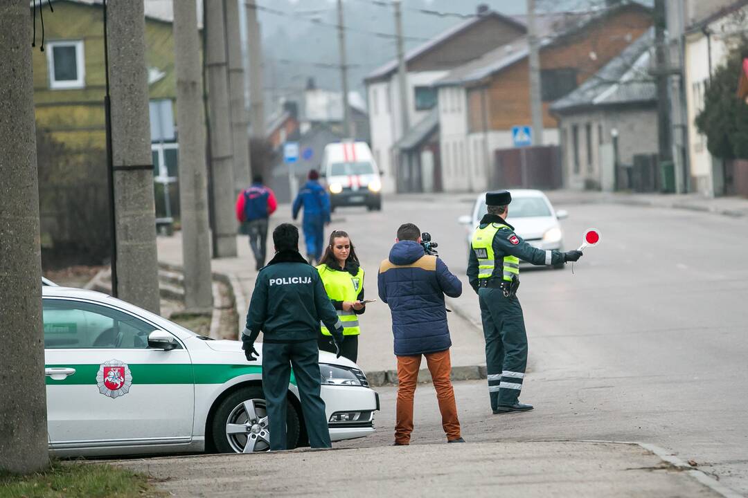 Vaikai ir policija vairuotojams dovanojo kalėdinius sveikinimus