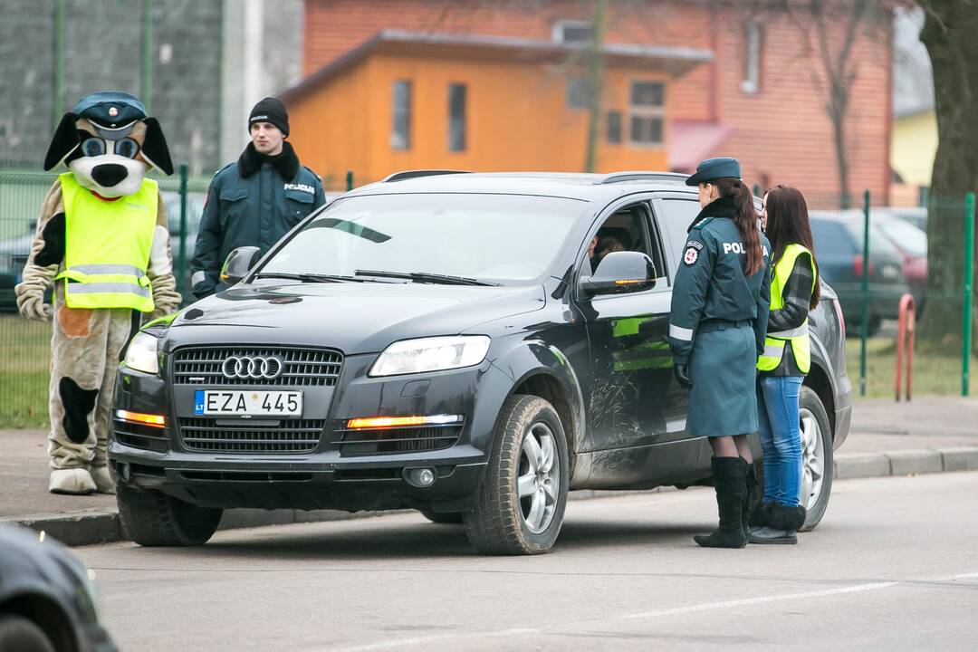 Vaikai ir policija vairuotojams dovanojo kalėdinius sveikinimus