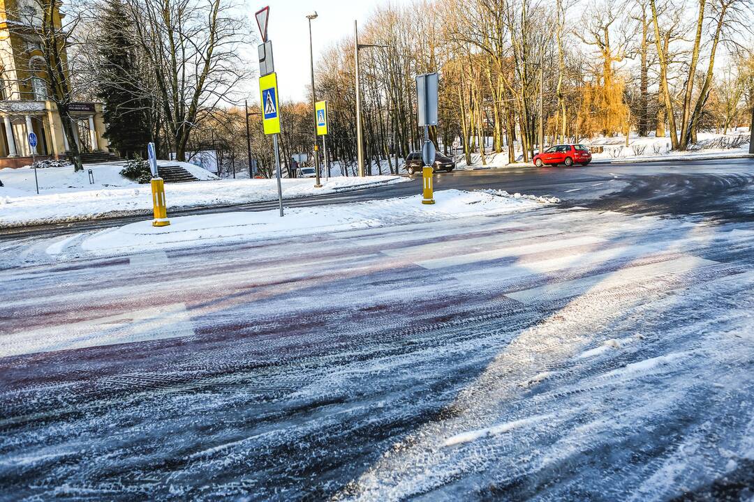 Kauno gatvėse slidu