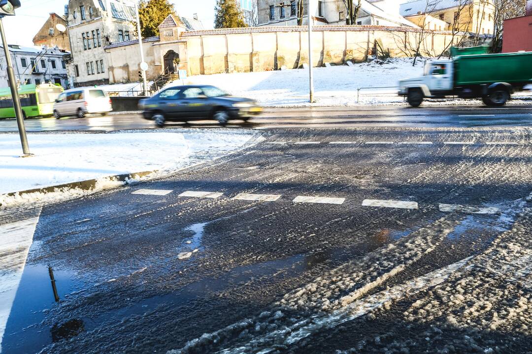Kauno gatvėse slidu