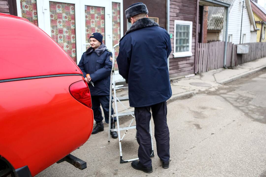 Ugniagesiai montavo dūmų jutiklius