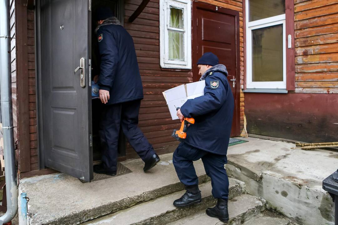 Ugniagesiai montavo dūmų jutiklius