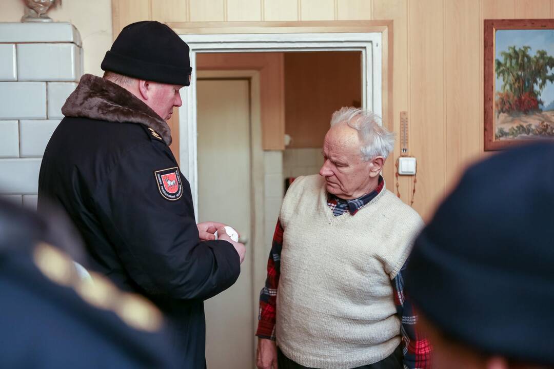 Ugniagesiai montavo dūmų jutiklius
