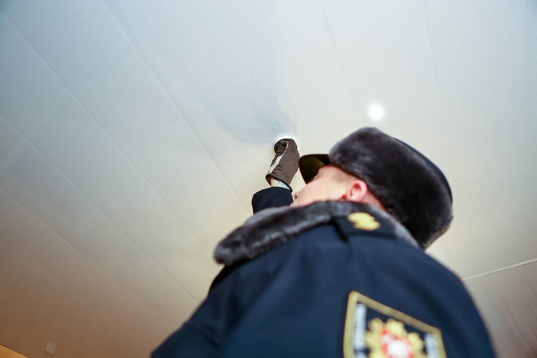 Ugniagesiai montavo dūmų jutiklius