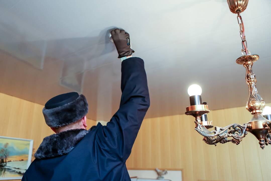 Ugniagesiai montavo dūmų jutiklius