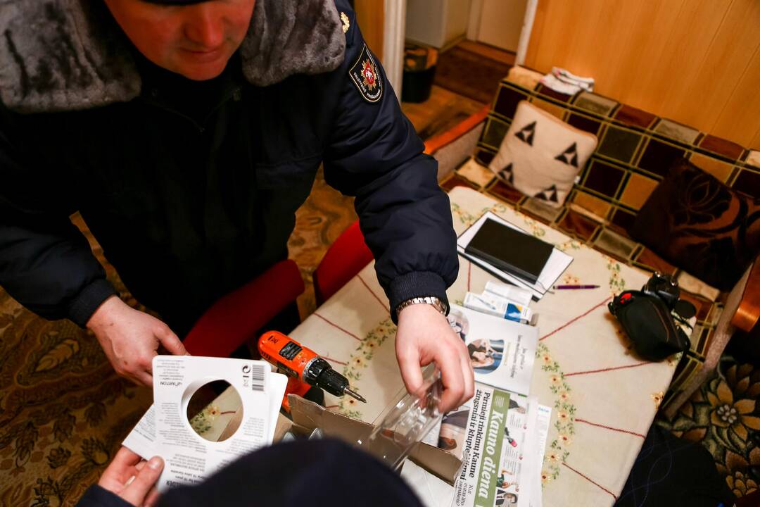Ugniagesiai montavo dūmų jutiklius