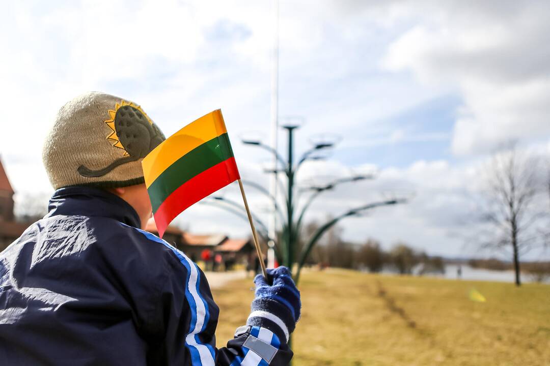 Istorinę Lietuvos valstybės vėliavą iškėlė kauniečiai