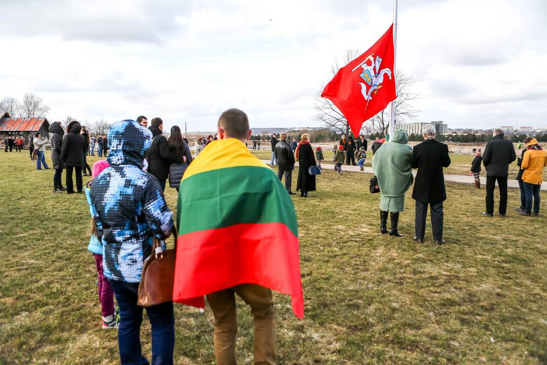 Istorinę Lietuvos valstybės vėliavą iškėlė kauniečiai