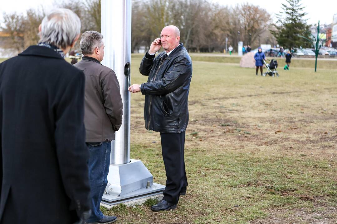 Istorinę Lietuvos valstybės vėliavą iškėlė kauniečiai