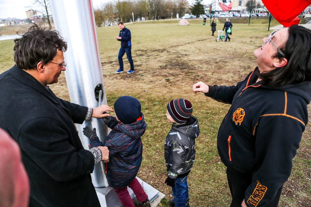 Istorinę Lietuvos valstybės vėliavą iškėlė kauniečiai