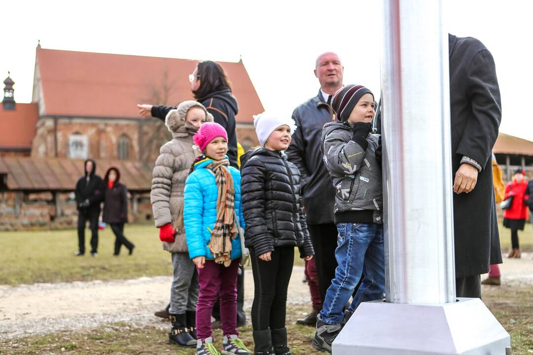 Istorinę Lietuvos valstybės vėliavą iškėlė kauniečiai
