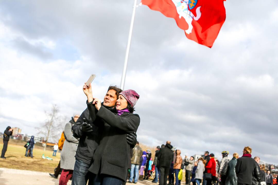 Istorinę Lietuvos valstybės vėliavą iškėlė kauniečiai