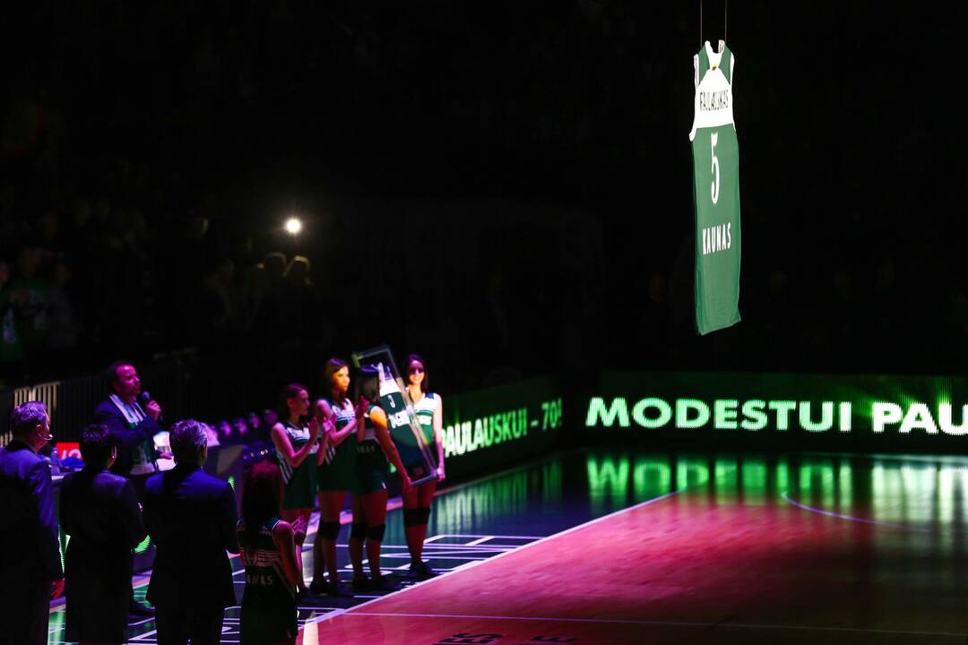 „Žalgiris“ į arenos palubes iškėlė M. Paulausko marškinėlius