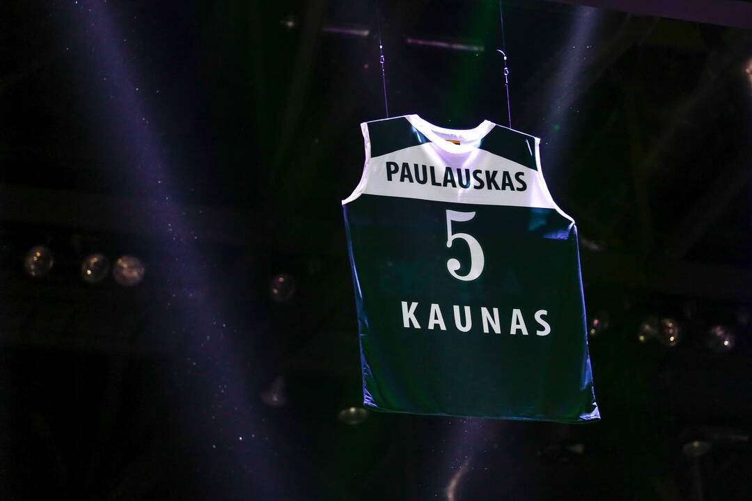 „Žalgiris“ į arenos palubes iškėlė M. Paulausko marškinėlius