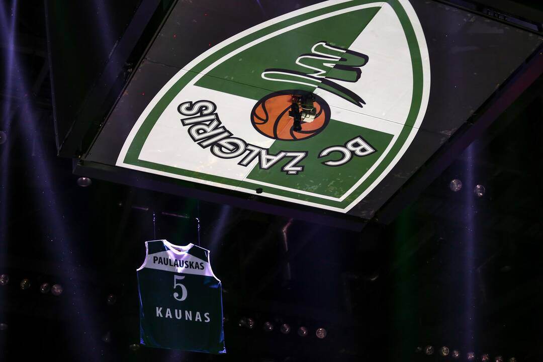„Žalgiris“ į arenos palubes iškėlė M. Paulausko marškinėlius