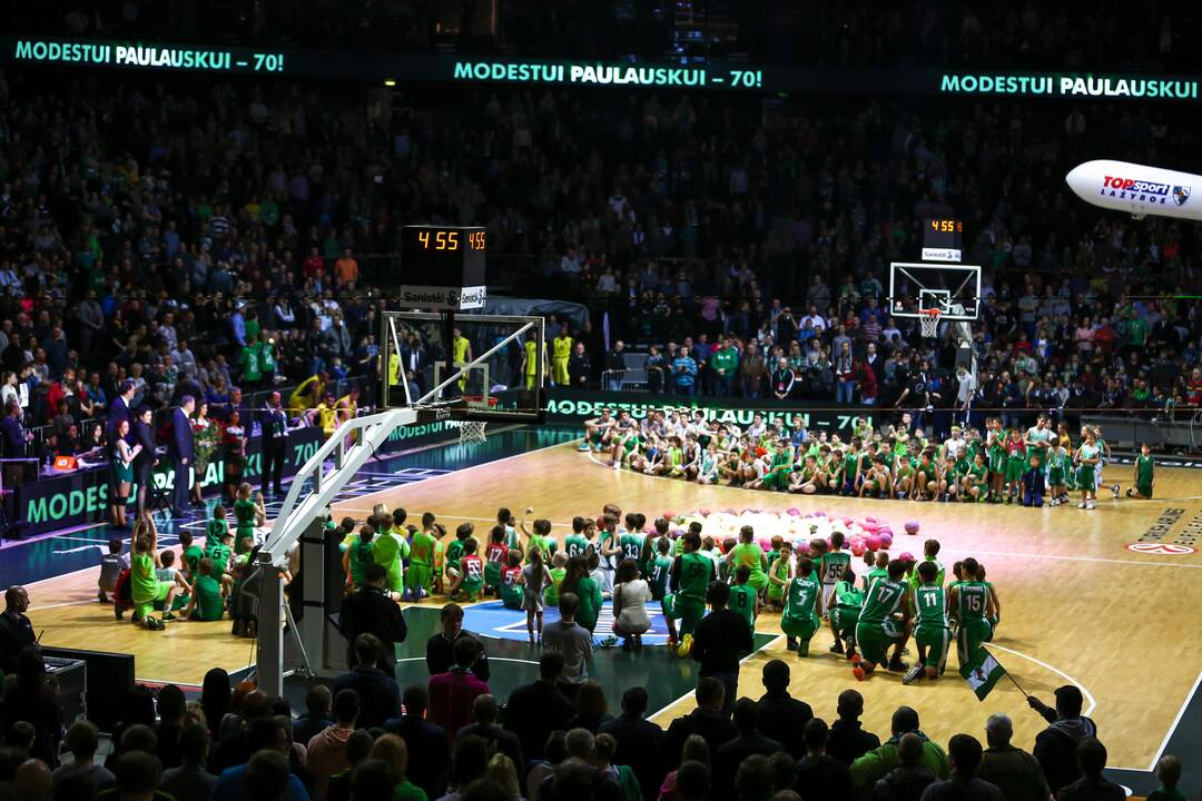 „Žalgiris“ į arenos palubes iškėlė M. Paulausko marškinėlius