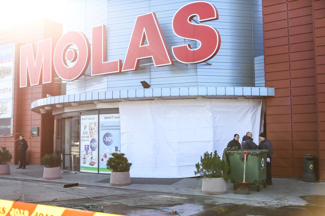 Iš prekybos centro pagrobtas bankomatas