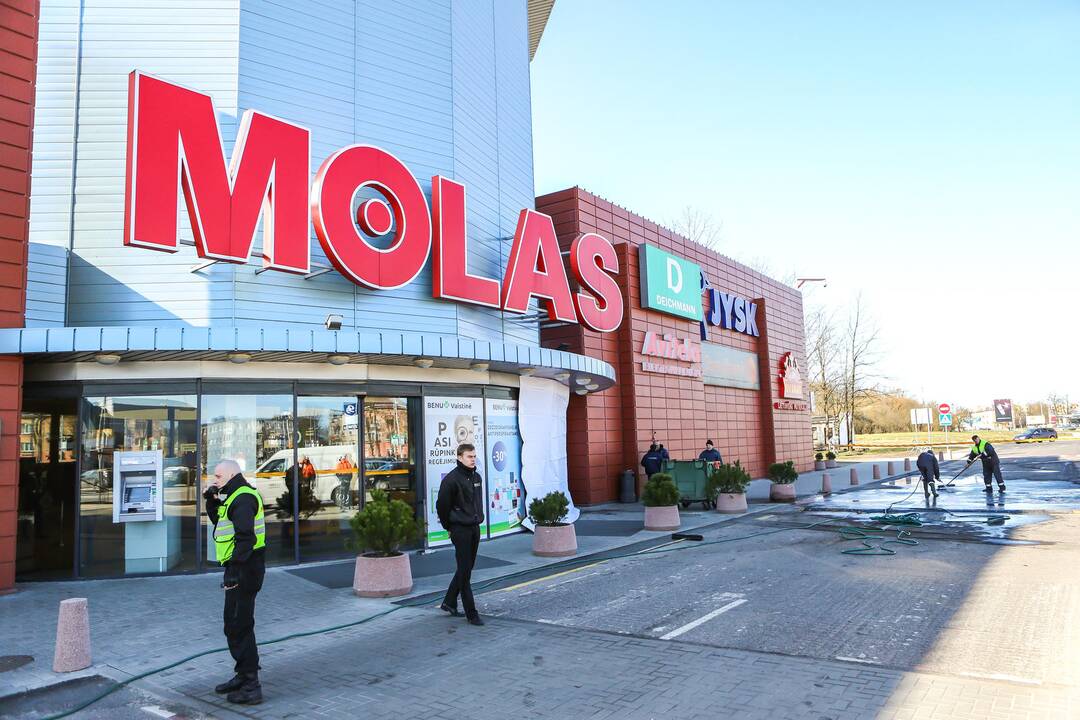 Iš prekybos centro pagrobtas bankomatas