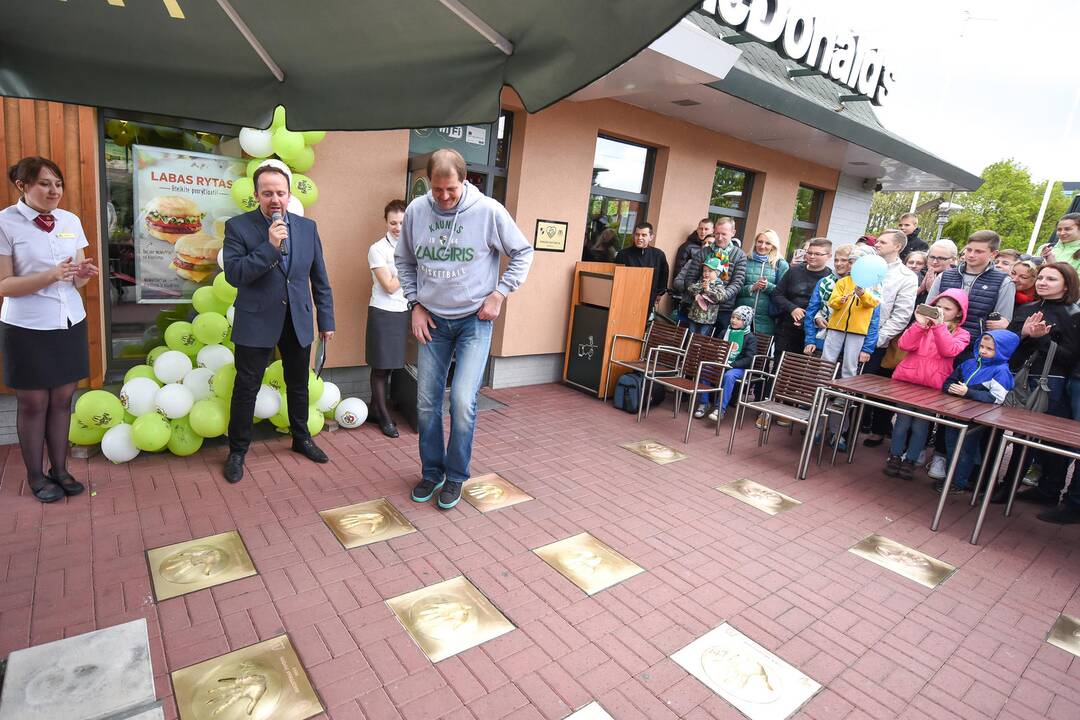 Žvaigždžių alėjoje įspaustas G. Krapiko delnas