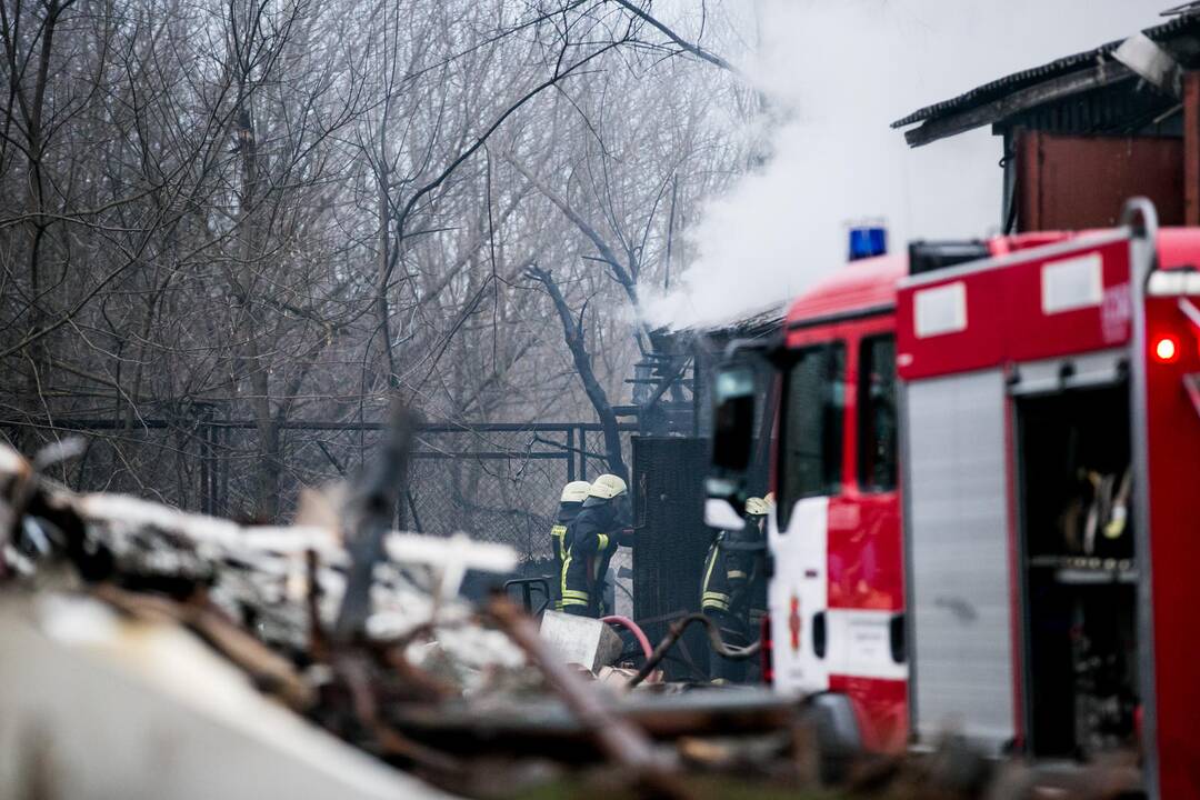 Švenčionių gatvėje degė metalo supirktuvė