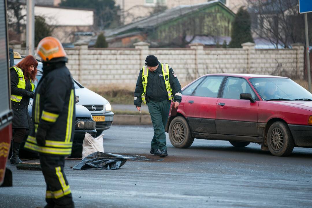 Kaune antradienio rytą susidūrė du automobiliai