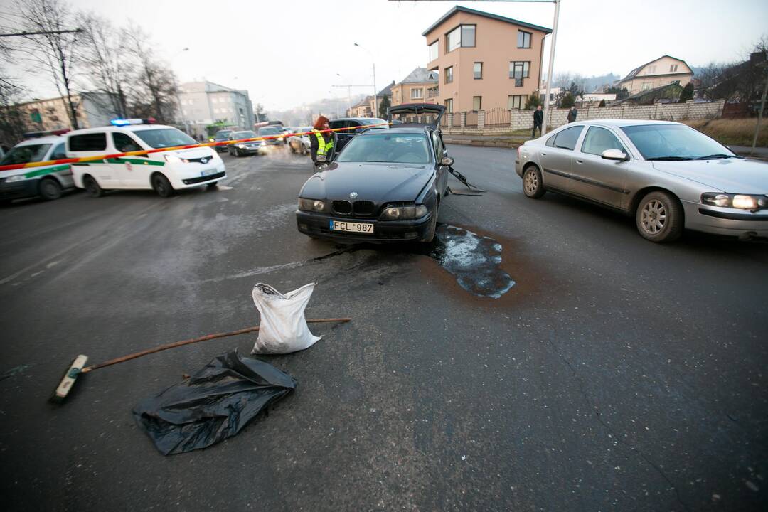 Kaune antradienio rytą susidūrė du automobiliai