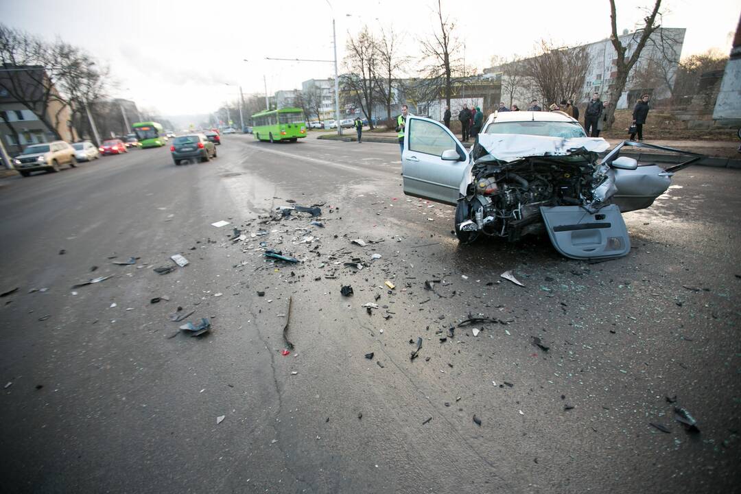 Kaune antradienio rytą susidūrė du automobiliai