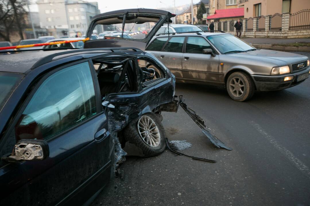 Kaune antradienio rytą susidūrė du automobiliai