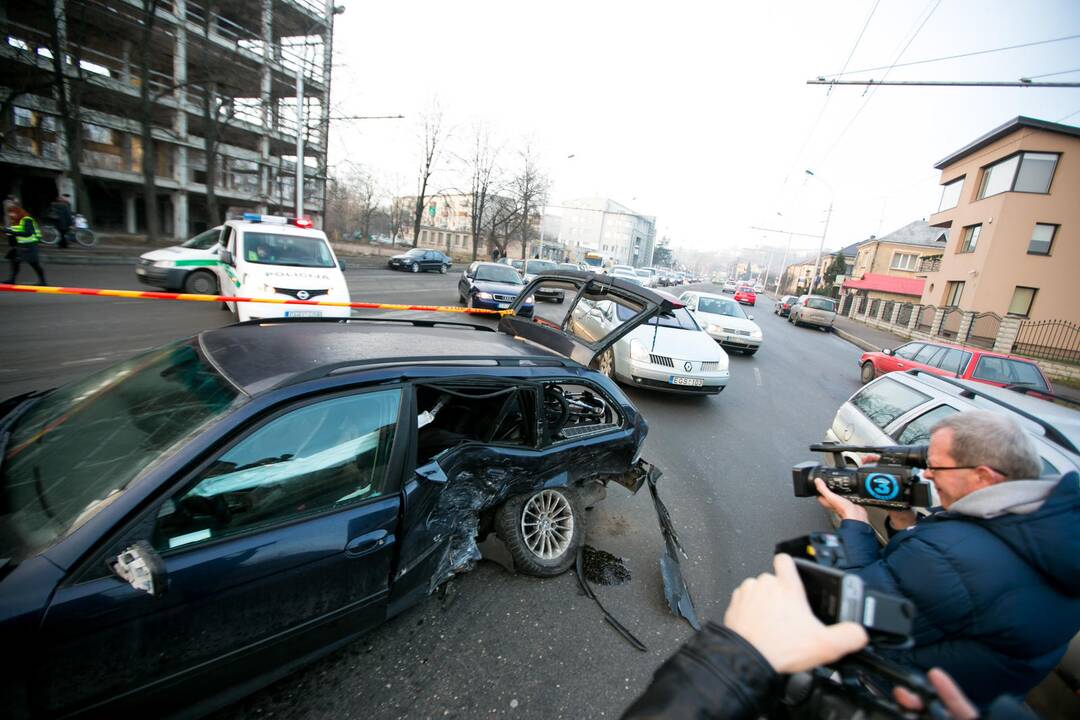 Kaune antradienio rytą susidūrė du automobiliai