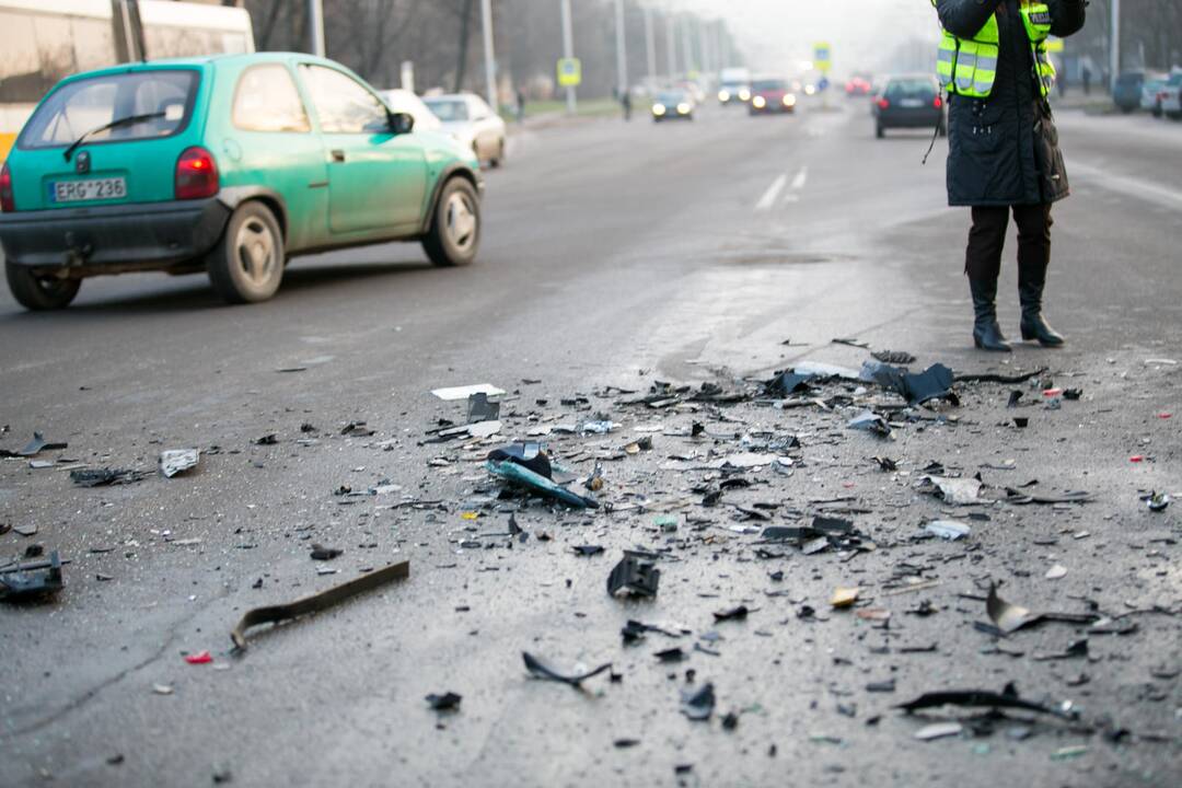 Kaune antradienio rytą susidūrė du automobiliai