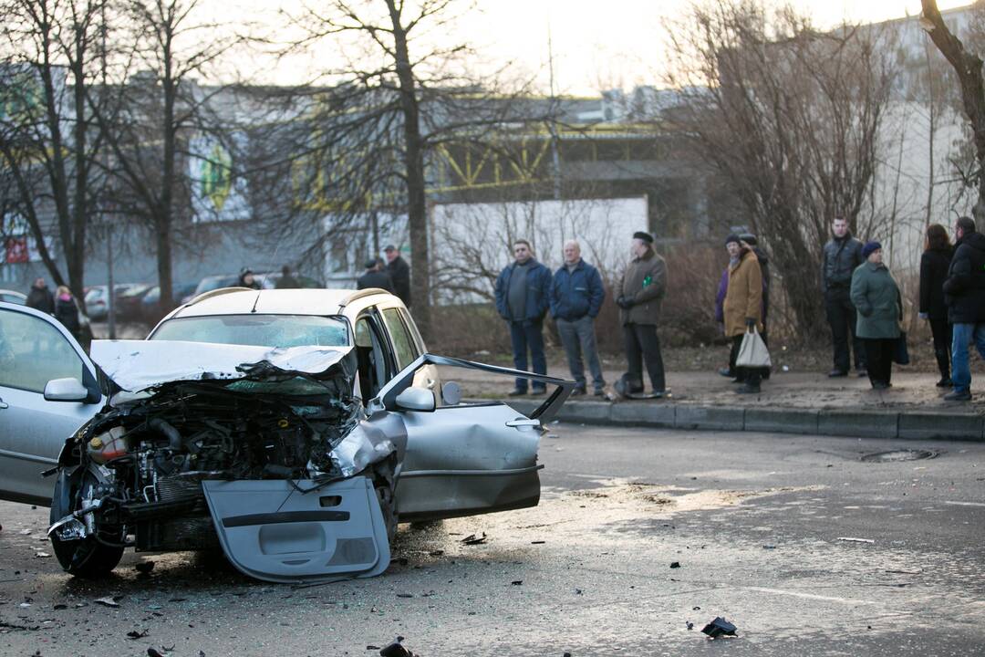 Kaune antradienio rytą susidūrė du automobiliai