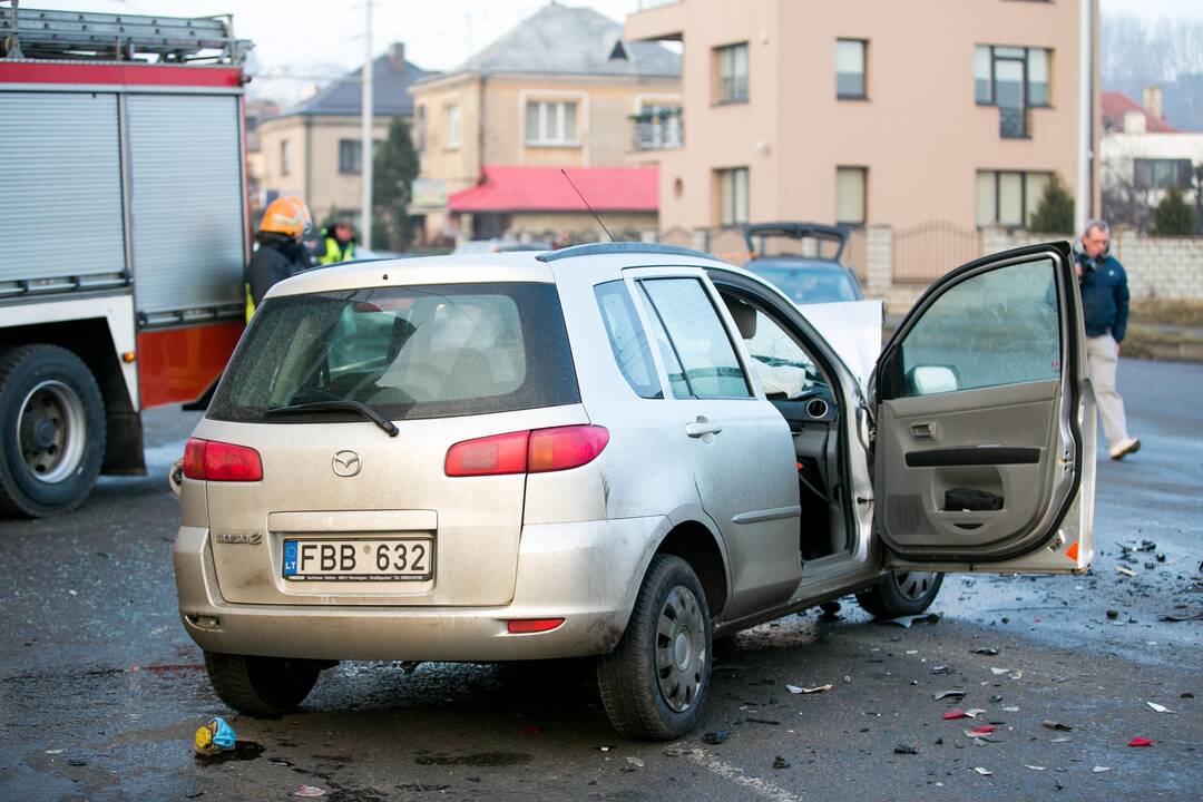Kaune antradienio rytą susidūrė du automobiliai
