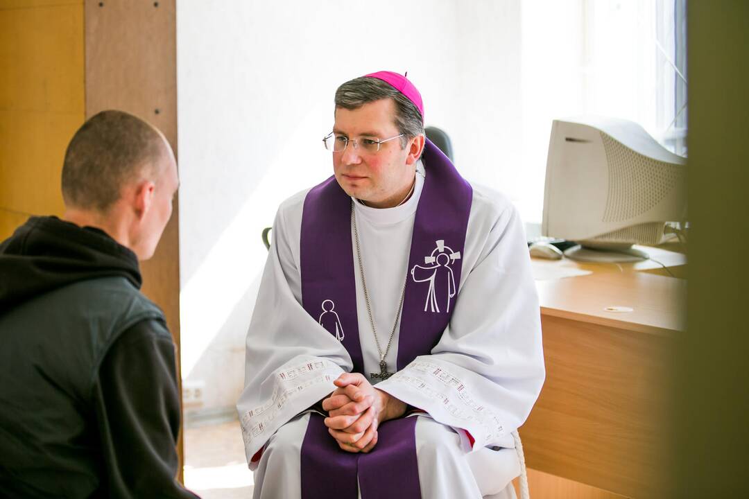 Kauno vyskupas plovė kaliniams kojas