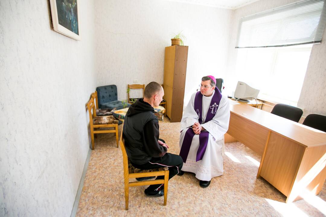 Kauno vyskupas plovė kaliniams kojas